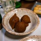 � Nour a occuparsi direttamente della cucina, preparando personalmente tutti i piatti del men�. Tra questi la kebb� (polpette a base di carne e cereali)...